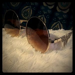 Wonder women hippie glasses